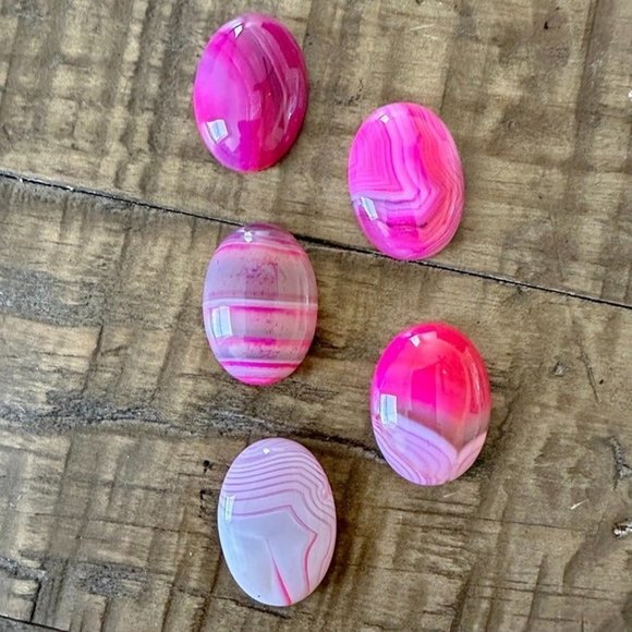 18mm Violet Red Banded Agate Oval Cabochon - Dyed - Striped Agate - Picture 3 of 4